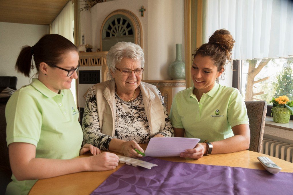 Beide Gründerinnen beraten eine Seniorin zu Hause