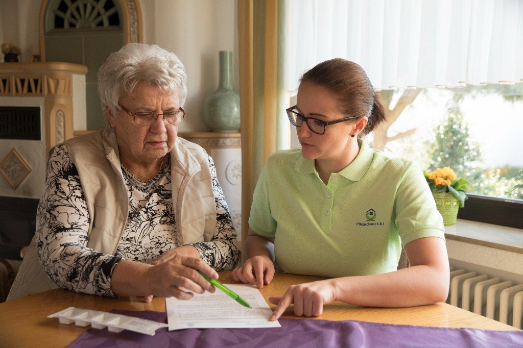 Persönliche Beratung und Formularhilfe zu Hause am Tisch