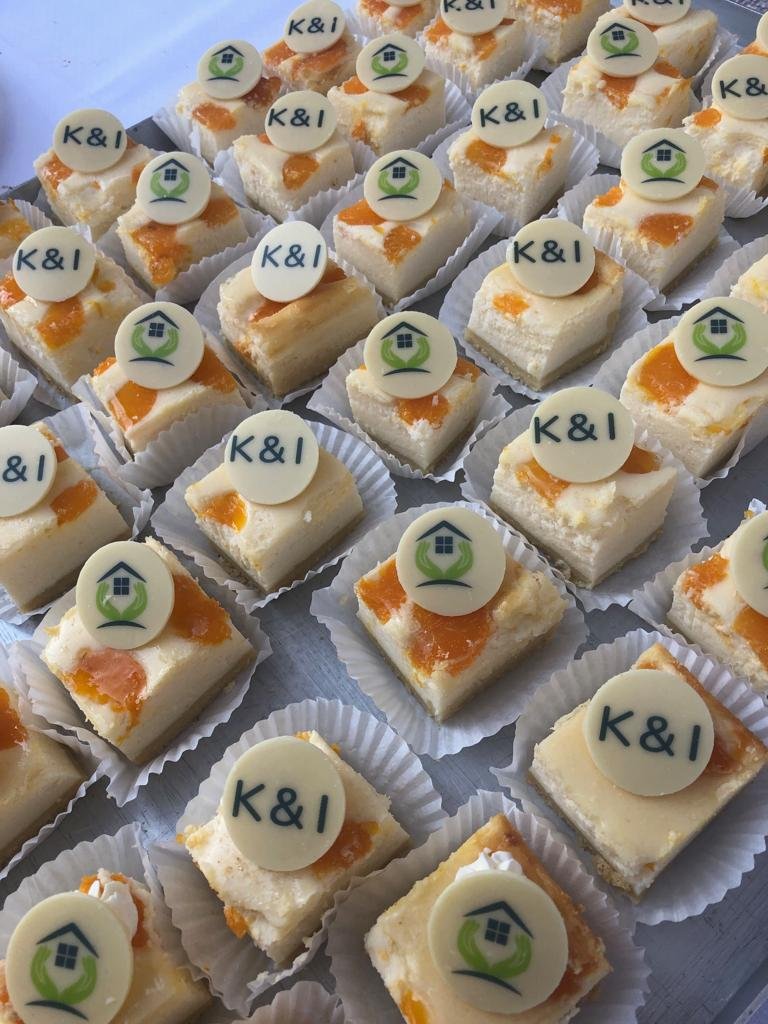 Häppchen mit Logo von Pflegedienst K & I zur Eröffnung